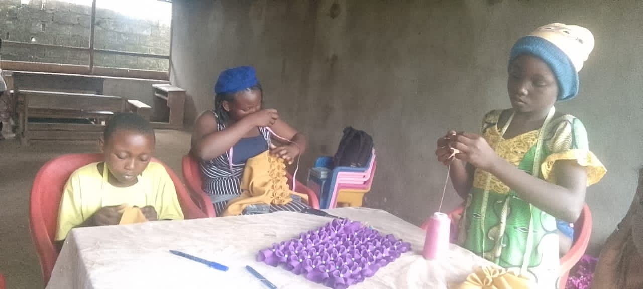 Jeunes filles Baka en atelier de couture et de décoration textile