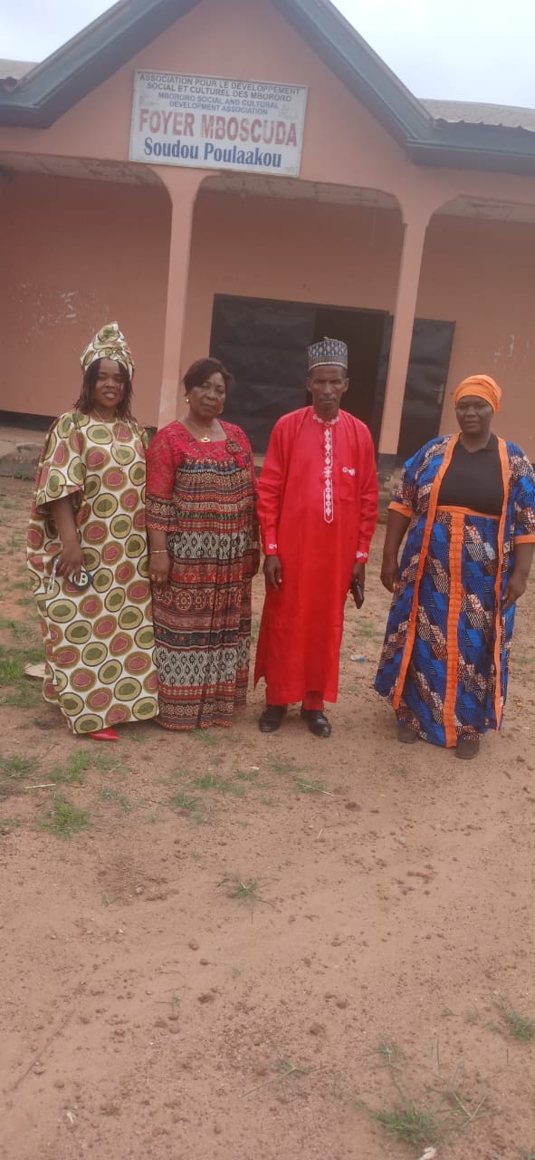 Équipe AEVUI devant le Foyer Mboscuda, Soudou Poulaakou